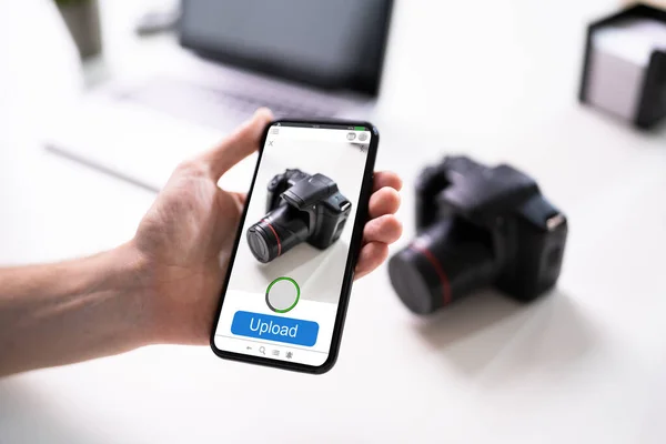 Mann Lädt Handy Foto Von Kamera Online — Stockfoto