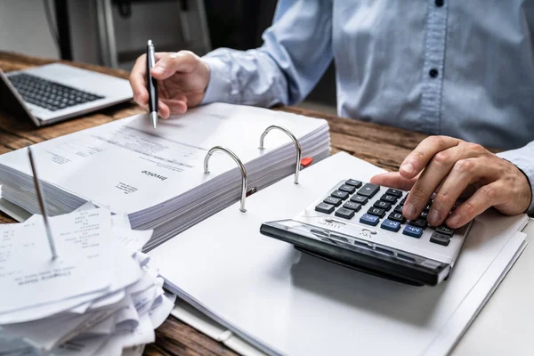 Contabilista Fretado Calculando Impostos Recibos Salariais — Fotografia de Stock