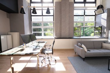 Modern Ev 'de Masaüstü Bilgisayarıyla Ev Masasından Çalış