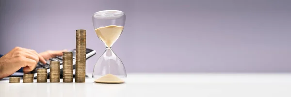 マネーコインスタックの概念を増やす 砂時計と時間 — ストック写真