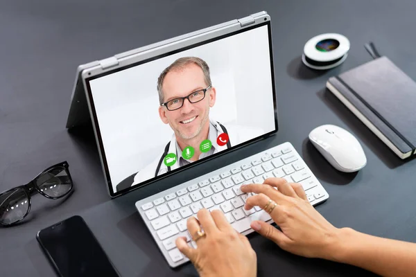 Bilgisayardaki Doktorla Çevrimiçi Video Konferans Çağrısı — Stok fotoğraf
