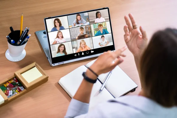 Učitel Hosting Online Třída Pomocí Videokonference Notebooku — Stock fotografie