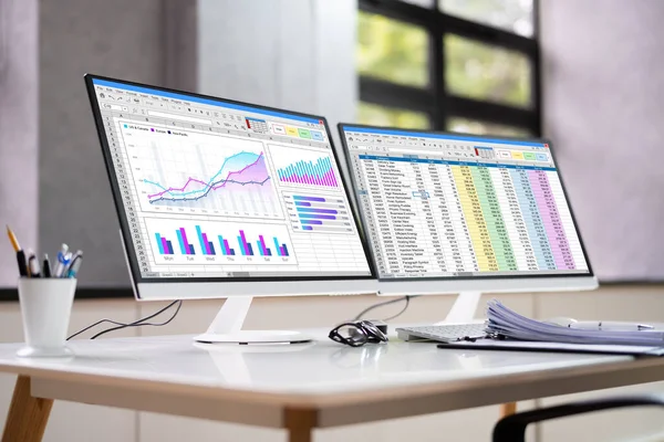Pcコンピュータ上のデータアナリスト表計算シートとレポート — ストック写真