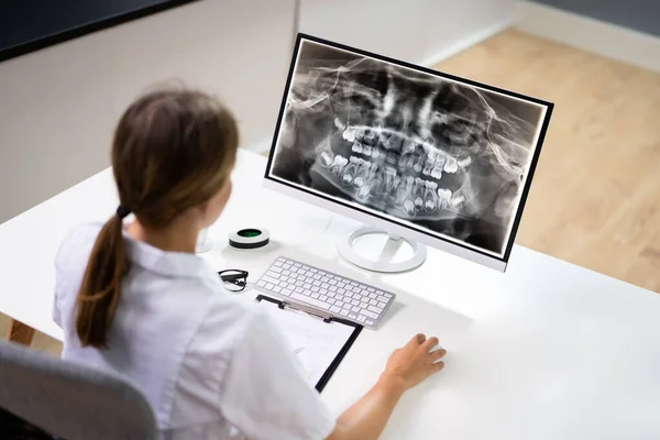 Dentista Radiologista Usando Software Raios Computador Desktop — Fotografia de Stock