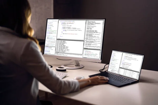 Software Programmierer Coder Arbeitet Nachts Computer — Stockfoto