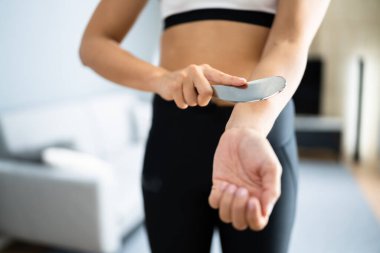 Gua Sha Kol Terapisi. Kas Fizyoterapisi