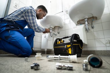 Banyodaki Tesisatçı Tamiri Borusu. Tuvalette Tesisat Bakımı