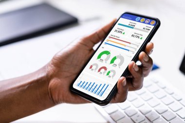 Finansal Analiz Grafikleriyle KPI Kontrol Paneli kullanan Afrikalı Danışman