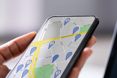 Cep telefonundaki GPS Navigasyon Haritası Kullanılıyor