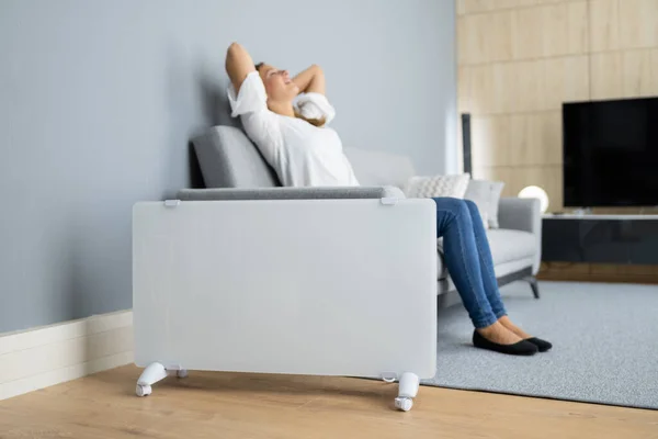 Glad Varm Kvinna Inomhus Nära Radiator Värmare — Stockfoto