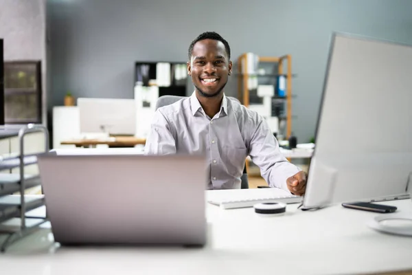 Hombre Profesional Feliz Empleado Usando Computadora Para Trabajo —  Fotos de Stock