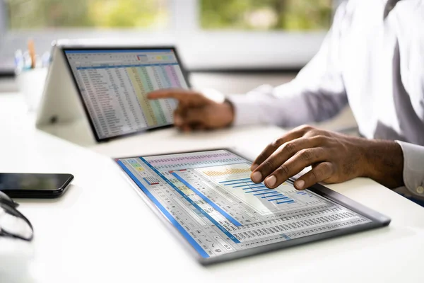 Elektronische Spreadsheet Analist Auditor Met Behulp Van Software Hybride Laptop — Stockfoto