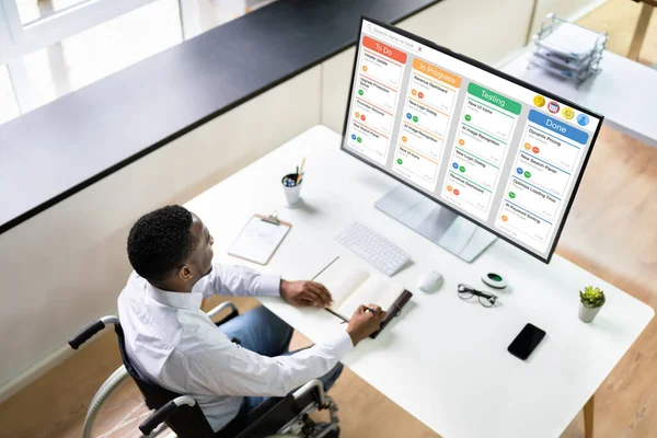 Homem Afro Americano Deficiente Cadeira Rodas Usando Software Kanban Computador — Fotografia de Stock