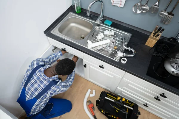 Plumber Fixing Kitchen Pipes Servicio Sumideros Agua —  Fotos de Stock