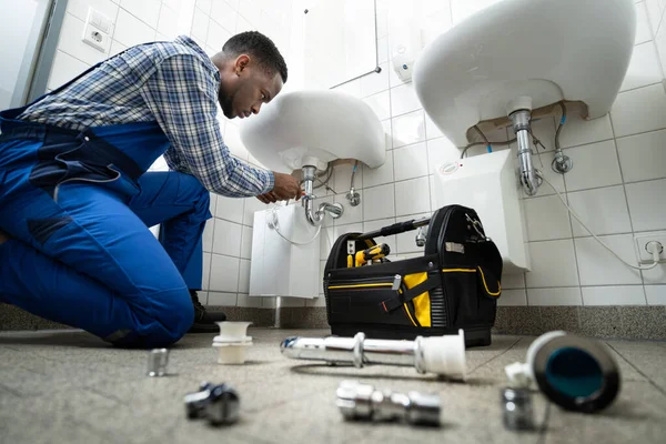 Fontanero Fijación Tuberías Baño Mantenimiento Fontanería Baño —  Fotos de Stock