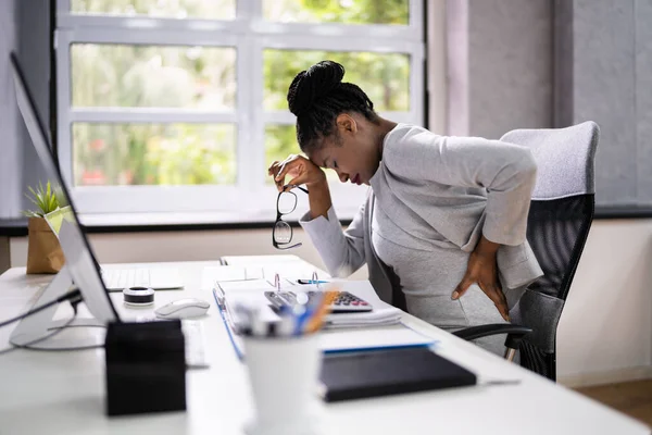 Dor Nas Costas Mulher Postura Sentada Escritório — Fotografia de Stock