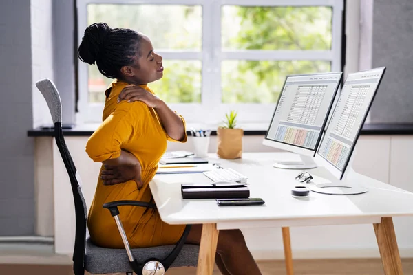 Πόνος Στην Πλάτη Bad Posture Γυναίκα Κάθεται Στο Γραφείο — Φωτογραφία Αρχείου