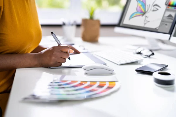 Afrikaanse Grafische Web Designer Met Behulp Van Design Editing Software — Stockfoto