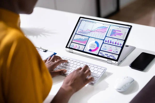 Financial Business Analytics Data Dashboard Kobieta Analityk — Zdjęcie stockowe