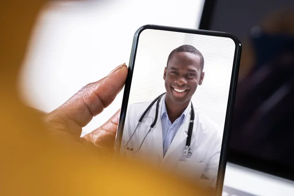 Vrouw Telegeneeskunde Videoconferentie Met Arts Mobiele Telefoon — Stockfoto