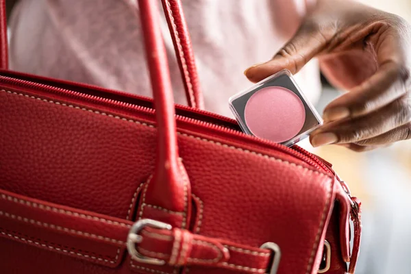 Mujer Robando Polvo Maquillaje Compacto Tienda Minorista Robo Tiendas Crimen — Foto de Stock