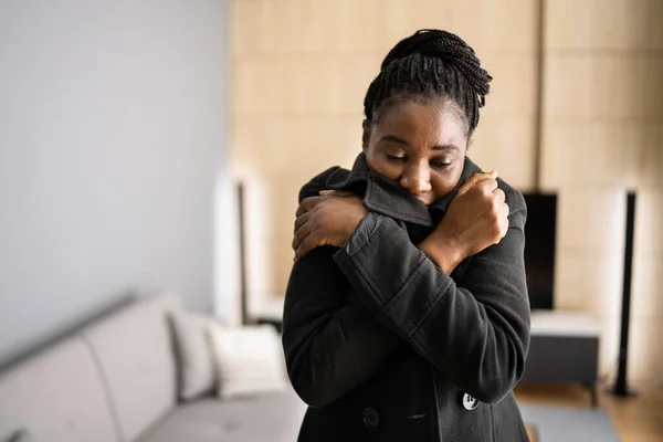 Afrikansk Amerikansk Kvinna Huset Med Kall Termostat — Stockfoto