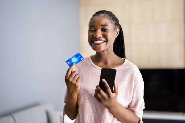 Счастливая Женщина Делает Оплату Телефона Помощью Кредитной Карты — стоковое фото