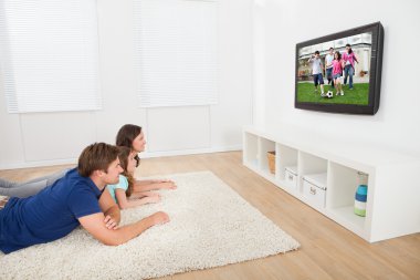 Aile televizyon izliyor.