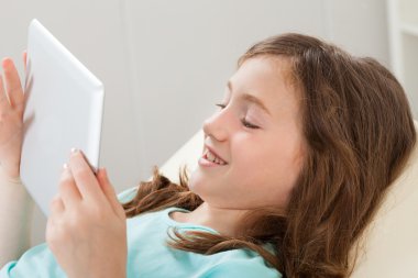 Dijital tablet kullanan kız