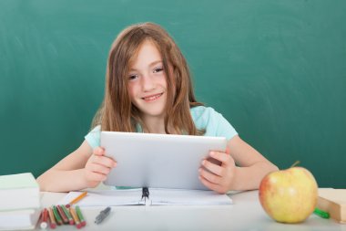 Dijital tablet ile kız öğrenci