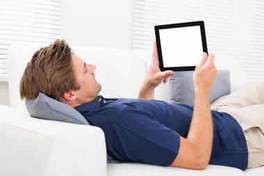 Dijital tablet kullanan adam