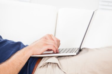 dizüstü bilgisayar kullanan adam