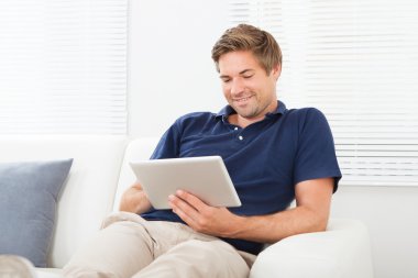 Dijital tablet kullanan adam