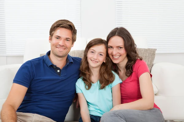 Família sentada no sofá — Fotografia de Stock