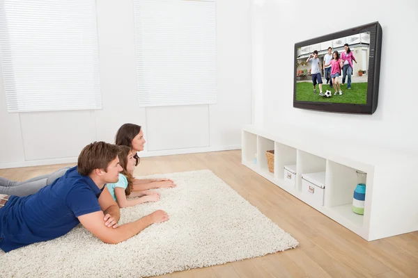 Sledování televize rodinou — Stock fotografie