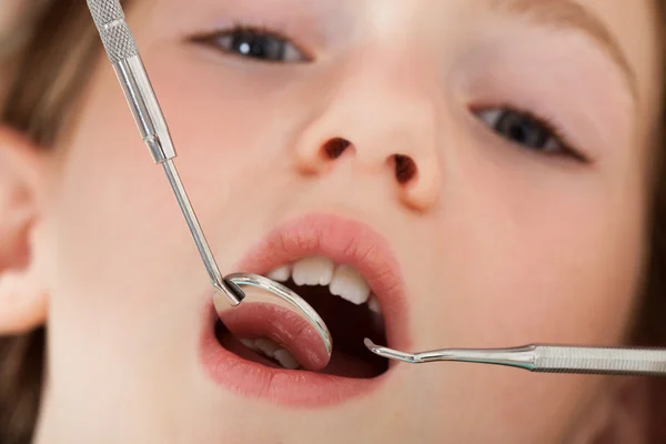 Tjej går igenom dental undersökning — Stockfoto