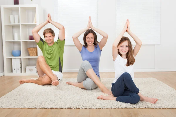 Семейная практика йоги на ковре — стоковое фото