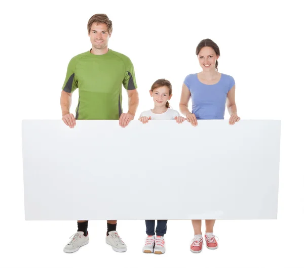 Familie hält leere Plakatwand — Stockfoto