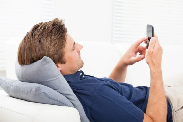 Homem usando telefone inteligente — Fotografia de Stock