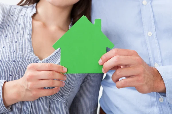 Casal segurando modelo de casa — Fotografia de Stock