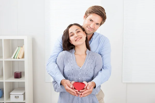 Casal segurando coração — Fotografia de Stock