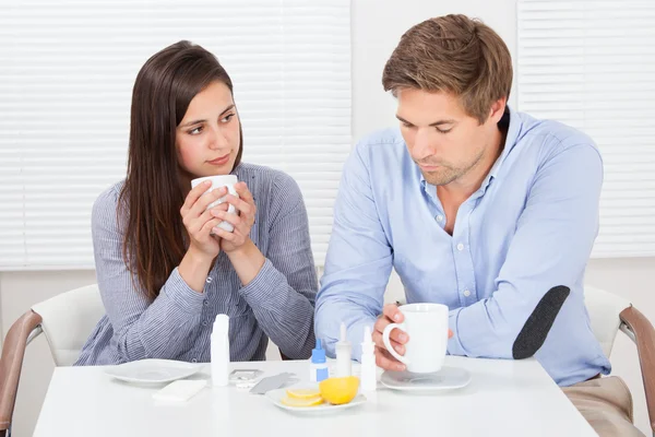 Pareja bebiendo té — Foto de Stock