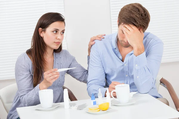 Woman Looking At Ill Man — Stock Photo, Image