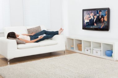 Televizyon izleyen kadın