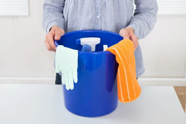 Mulher com equipamento de limpeza — Fotografia de Stock