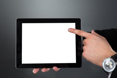 boş ekran ile dijital tablet tutan işadamı