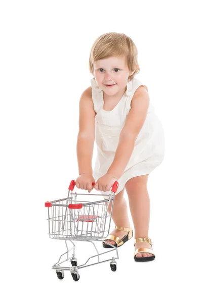 Pequeña niña caminando con carrito de compras —  Fotos de Stock