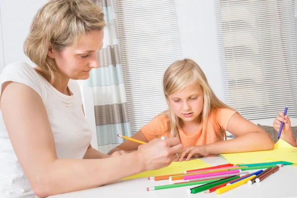 Moeder en dochter tekenen samen — Stockfoto