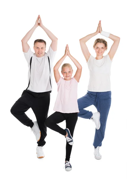 Молодая семья делает фитнес вместе — стоковое фото