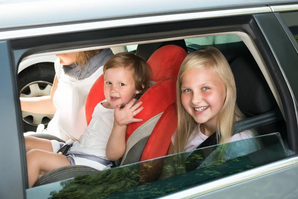 幸せな子供たちの車での旅行 — ストック写真